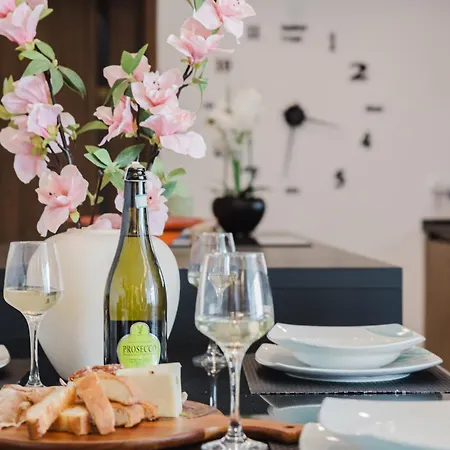 Mulberry Ph 2bed Insane Views! By Homely