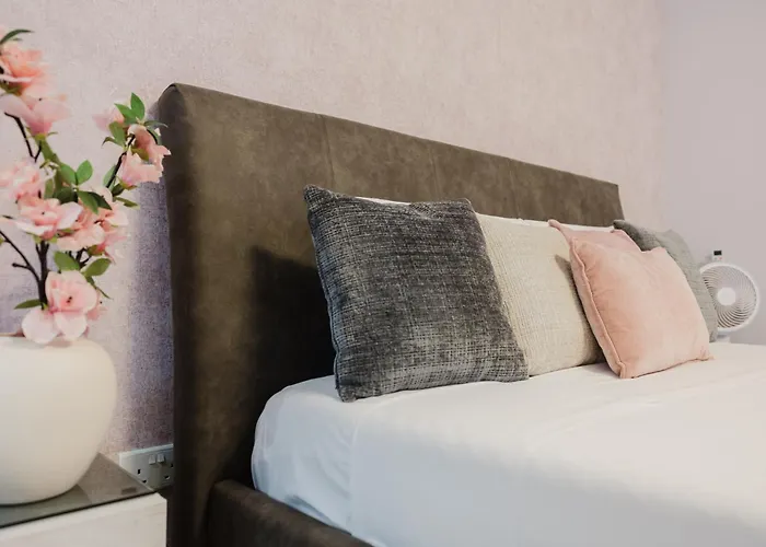 Mulberry Ph 2bed Insane Views! By Homely Daire