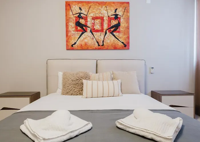 Mulberry Ph 2bed Insane Views! By Homely *