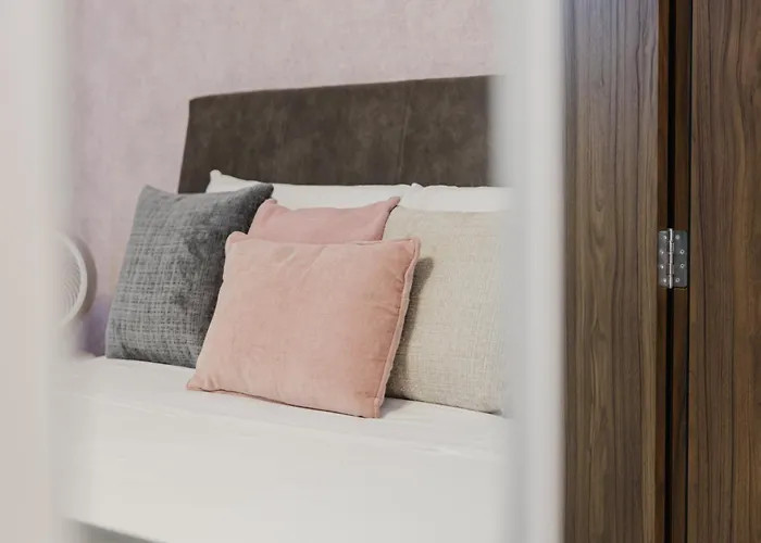 Mulberry Ph 2bed Insane Views! By Homely