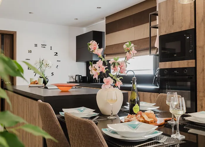 Mulberry Ph 2bed Insane Views! By Homely