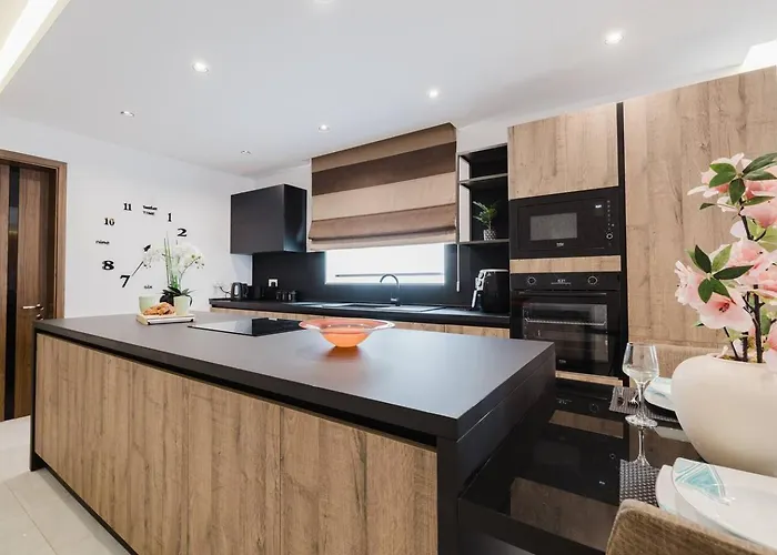 Mulberry Ph 2bed Insane Views! By Homely Daire