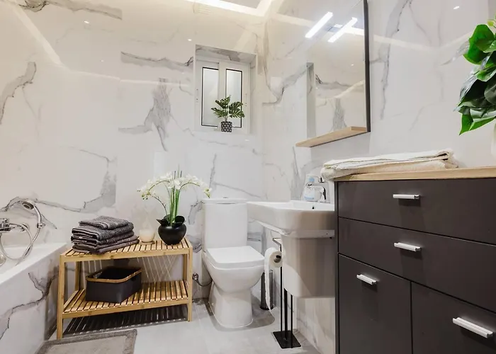 Mulberry Ph 2bed Insane Views! By Homely Daire *