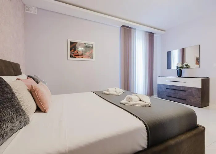 Mulberry Ph 2bed Insane Views! By Homely Daire