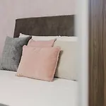 Apartment Mulberry Ph 2bed Insane Views! By Homely *
