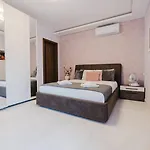 Apartment Mulberry Ph 2bed Insane Views! By Homely *